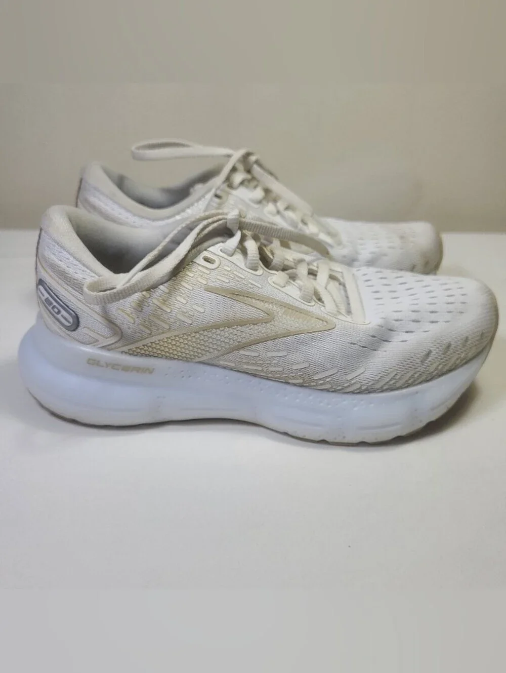 Brooks Women's Glycerin 20 White Gold Running Sneakers Shoes Size 5 Medium (B)
